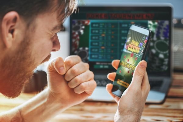 19 apk প্ল্যাটফর্মে টেনিস ফলাফল দেখছেন উৎসাহী দর্শক